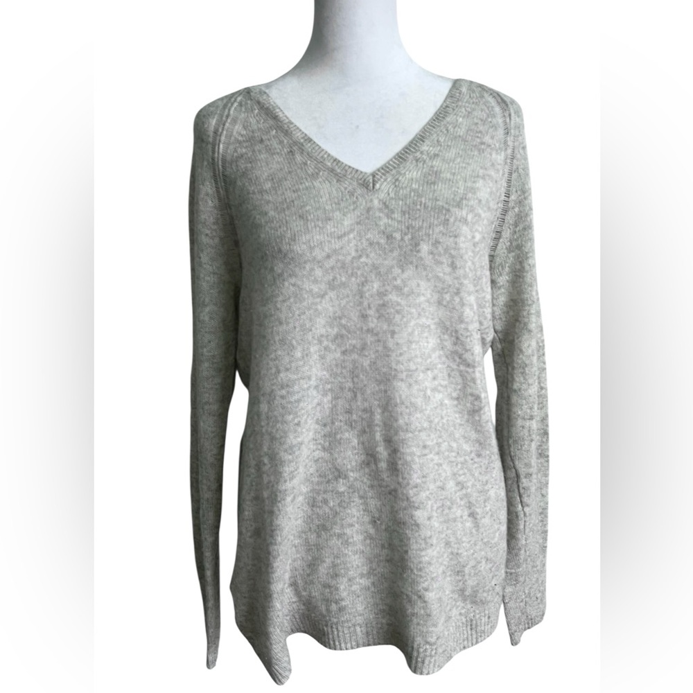 BCBGMaxAzria Light Gray 100% Cashmere V-Neck Sweater